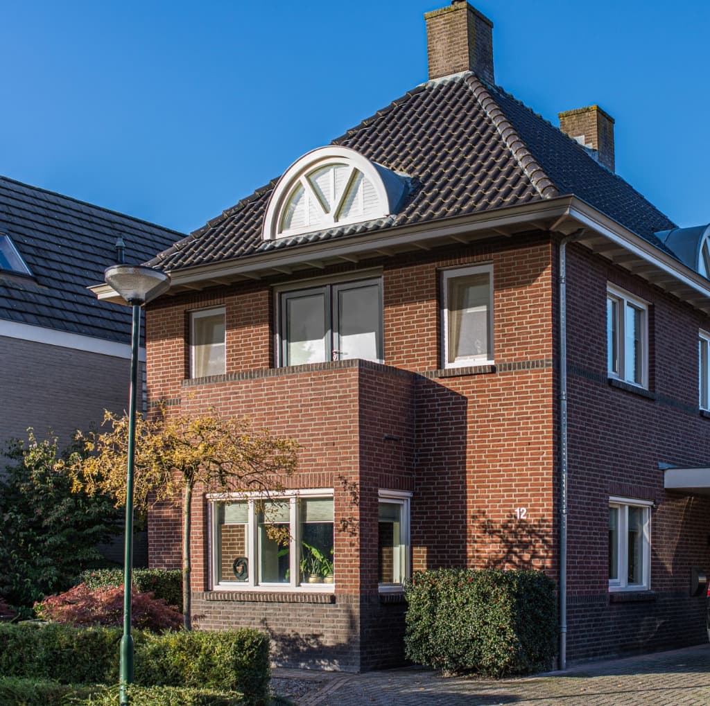 Schone gevel na professionele gevelreiniging door ZBNL Vochttechniek