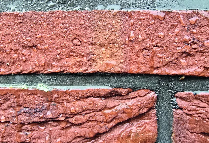 Waterafstotend effect na professioneel impregneren van de gevelsteen