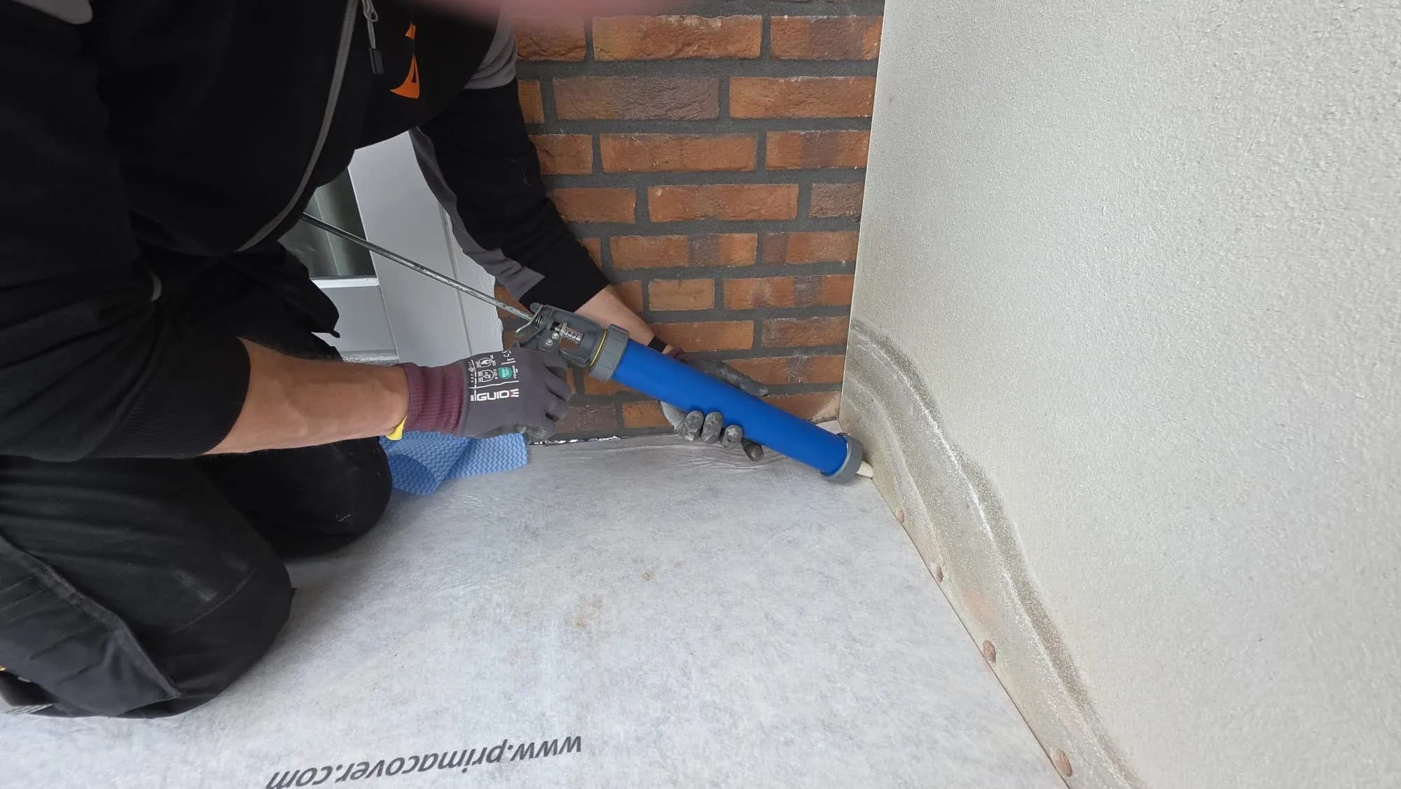 Optrekkend vocht bestrijden door professioneel muren te injecteren