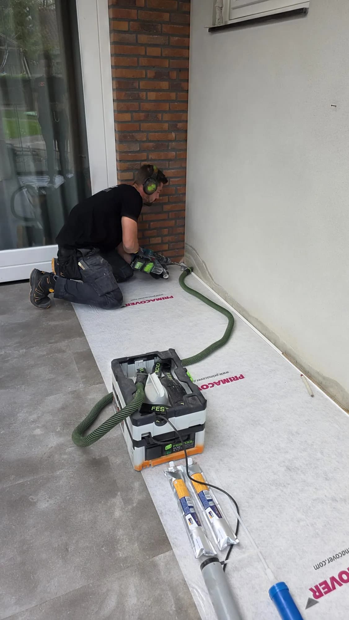 Gaten boren voor de muurinjectie Boren van de juiste injectiegaten tegen optrekkend vocht boven de plint