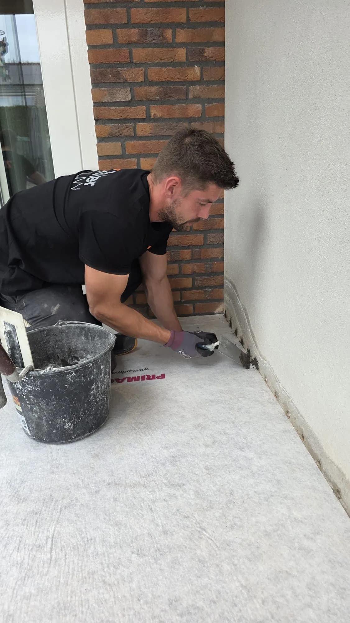 Afwerking van de muur na vochtbestrijding Nette afwerking van de geïnjecteerde muur met speciale mortel in Nuenen